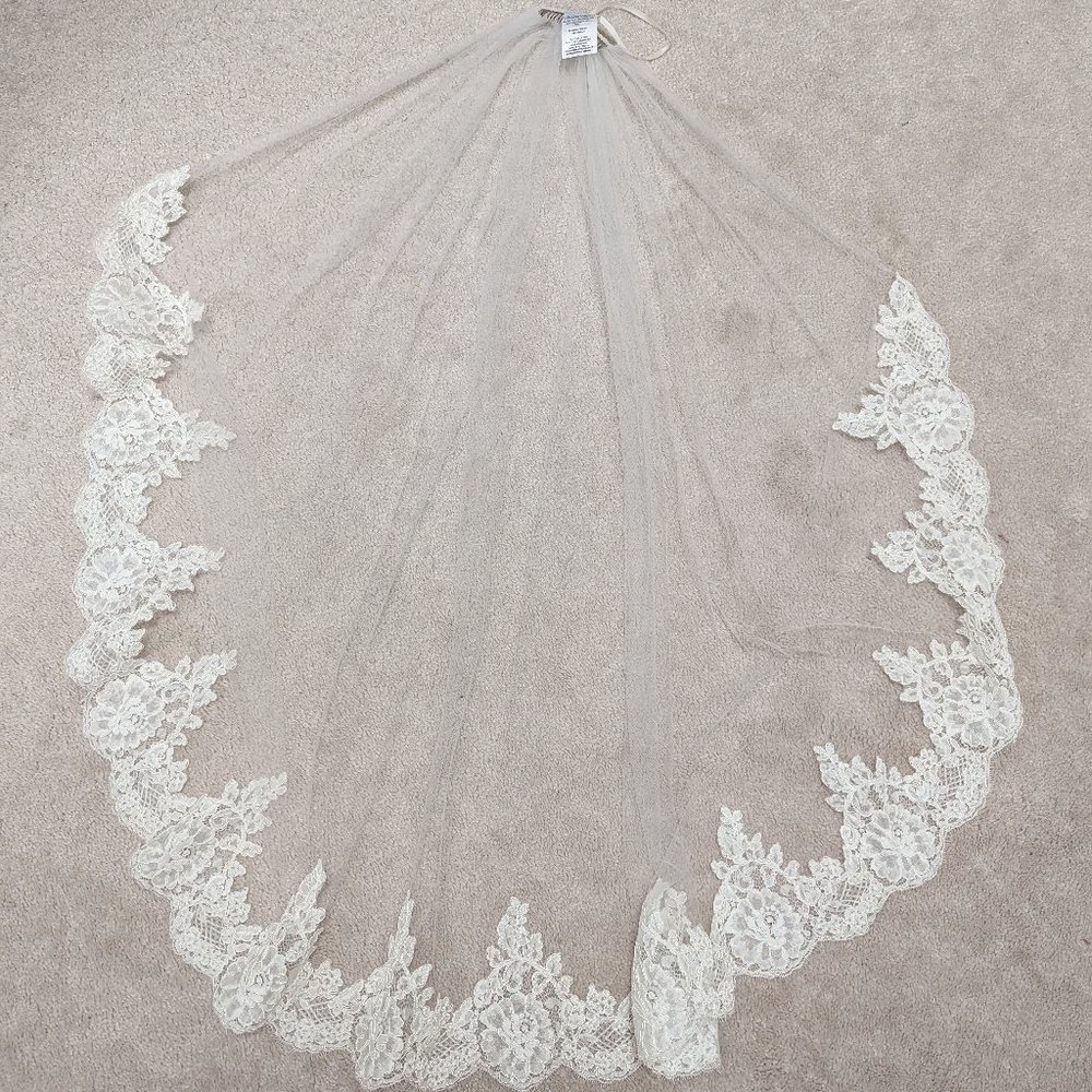 Paloma Blanca Lace Veil